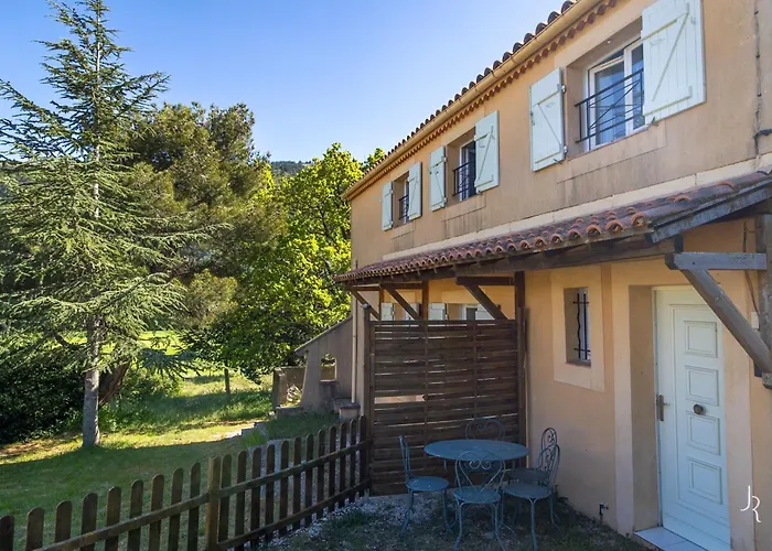 Au Pied De La Sainte Baume